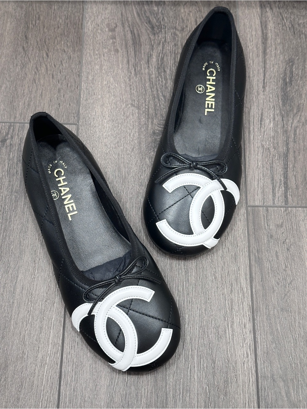 CHANEL CAMBON BLACK QUILTED LEATHER FLAT WITH LARGE WHITE CC LOGO 38.5 NEW BLAZY
